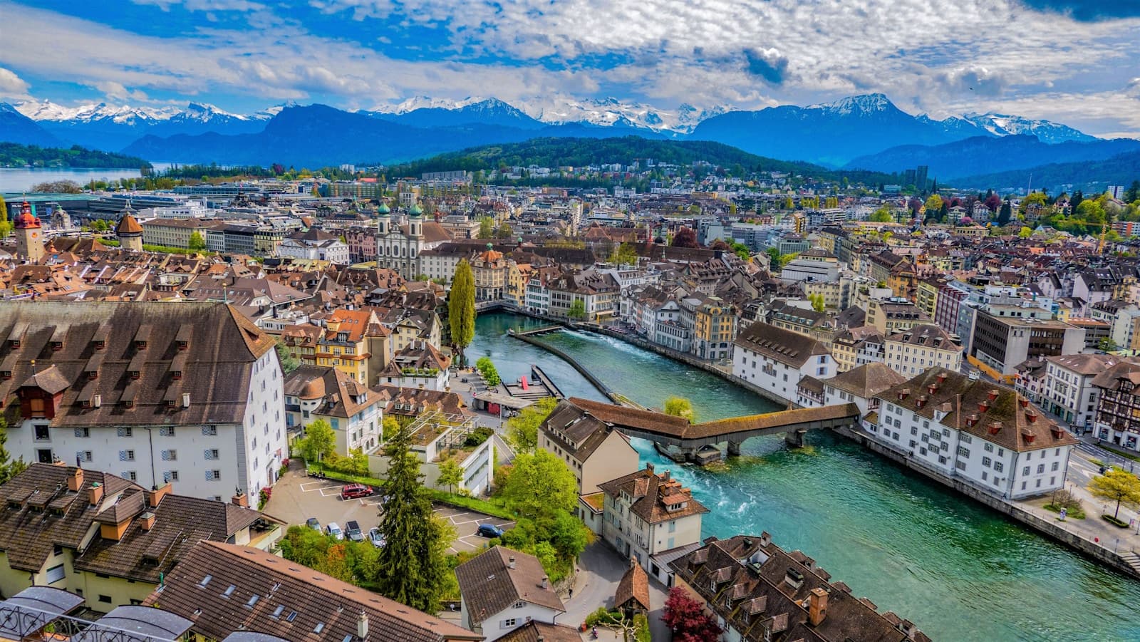 Luftaufnahme der Stadt Luzern mit Reuss, Altstadt und Bergen